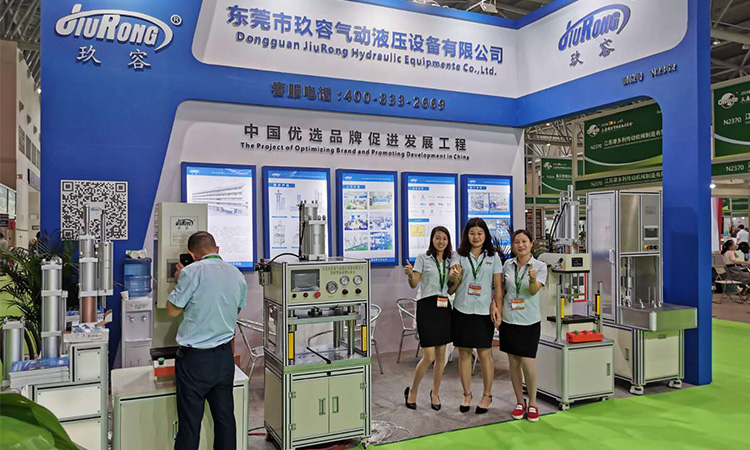 秋葵视频网站氣液增壓缸展會現場正麵圖